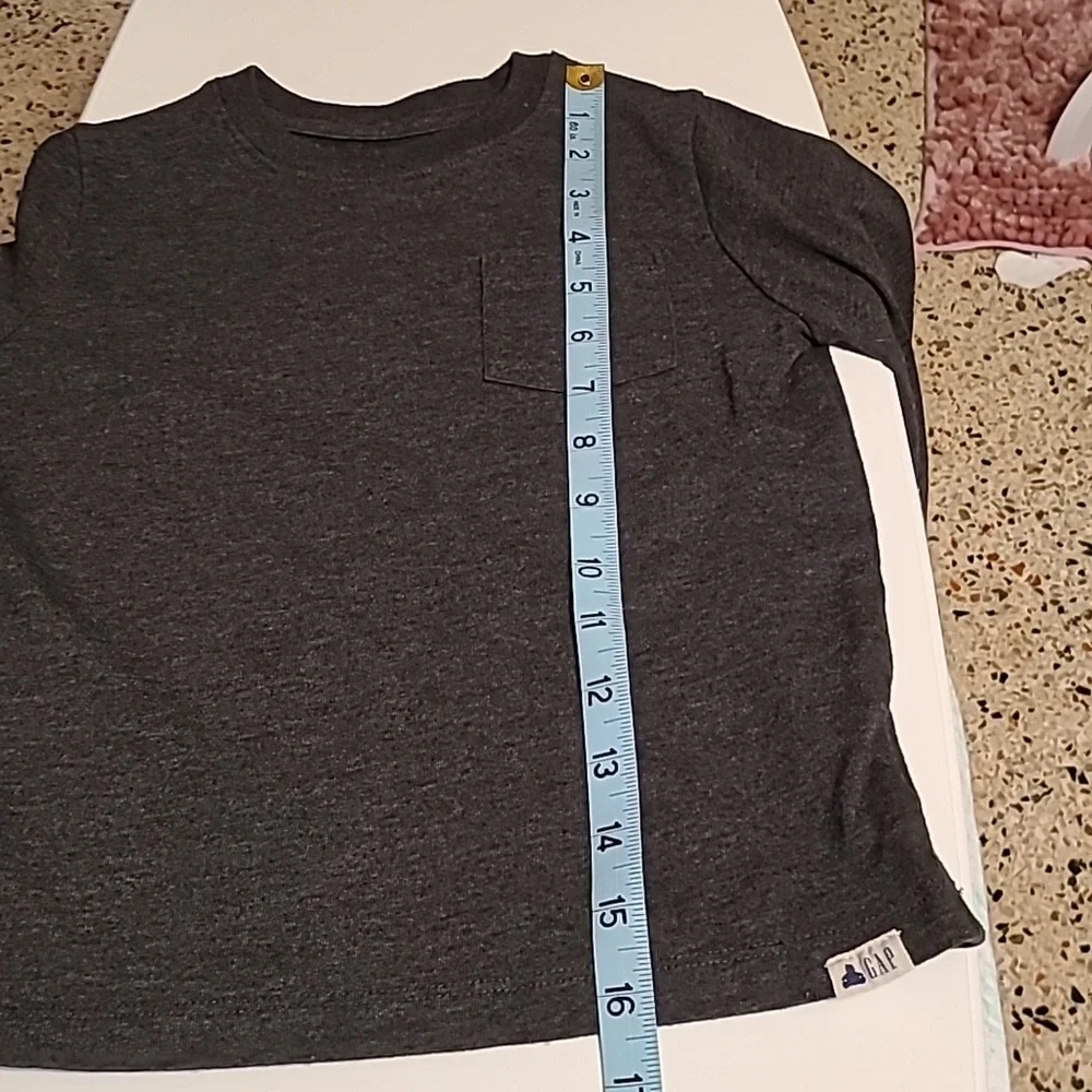 GAP KIDS Boys T-Shirt Size Dark Gray Size 5T Sleeve Crew Neck Cotton EUC